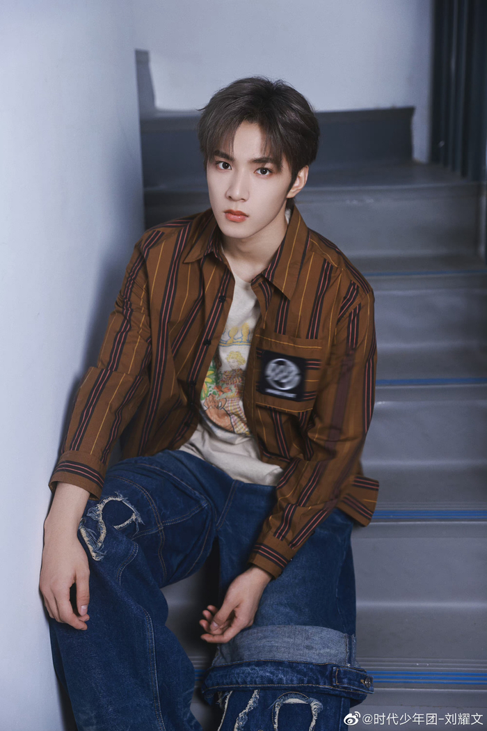 刘耀文主打一个反季节穿搭六宫格随拍