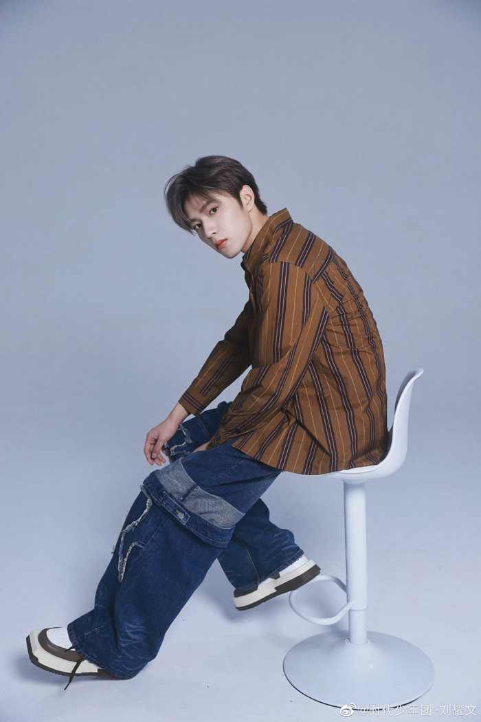 刘耀文主打一个反季节穿搭六宫格随拍