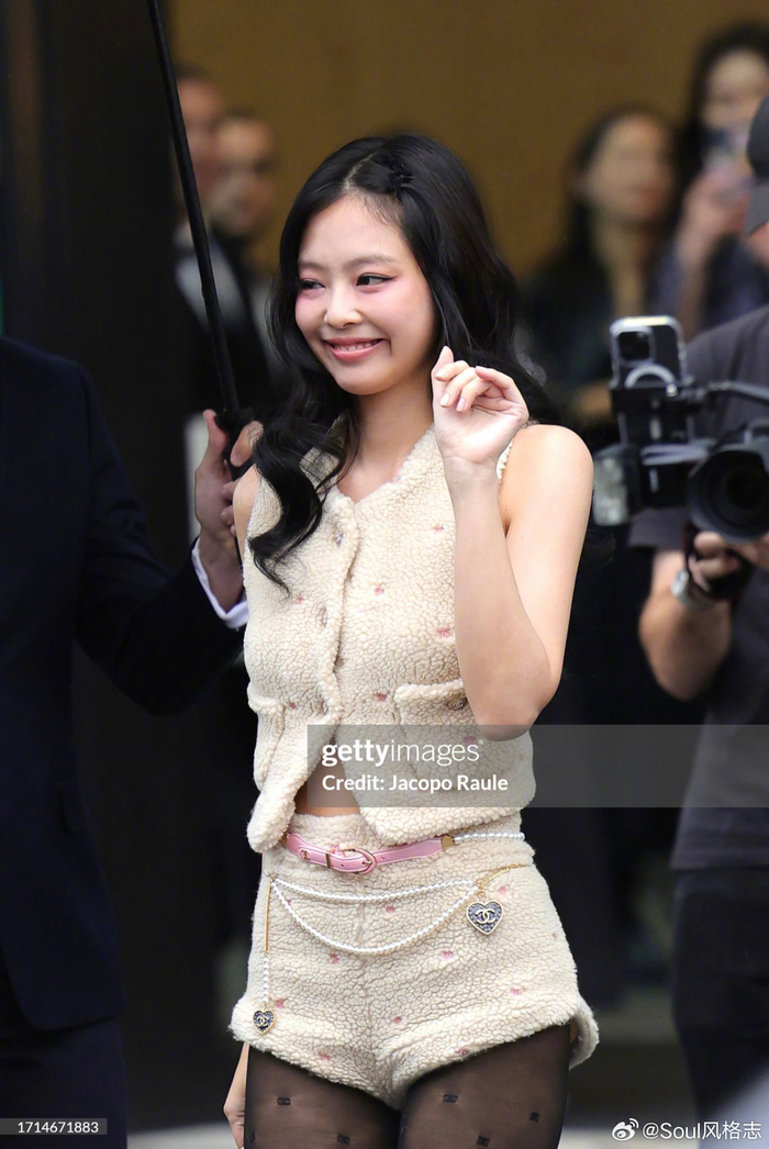 jennie今日chanel看秀造型chanel摇粒绒套装搭配编发