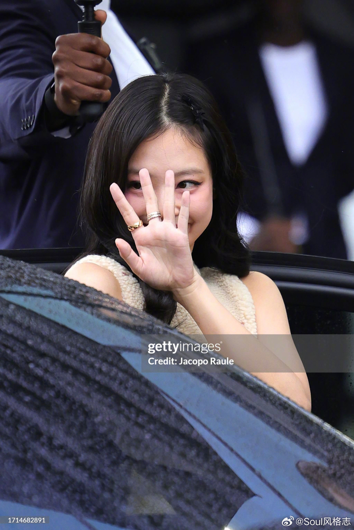 jennie今日chanel看秀造型chanel摇粒绒套装搭配编发