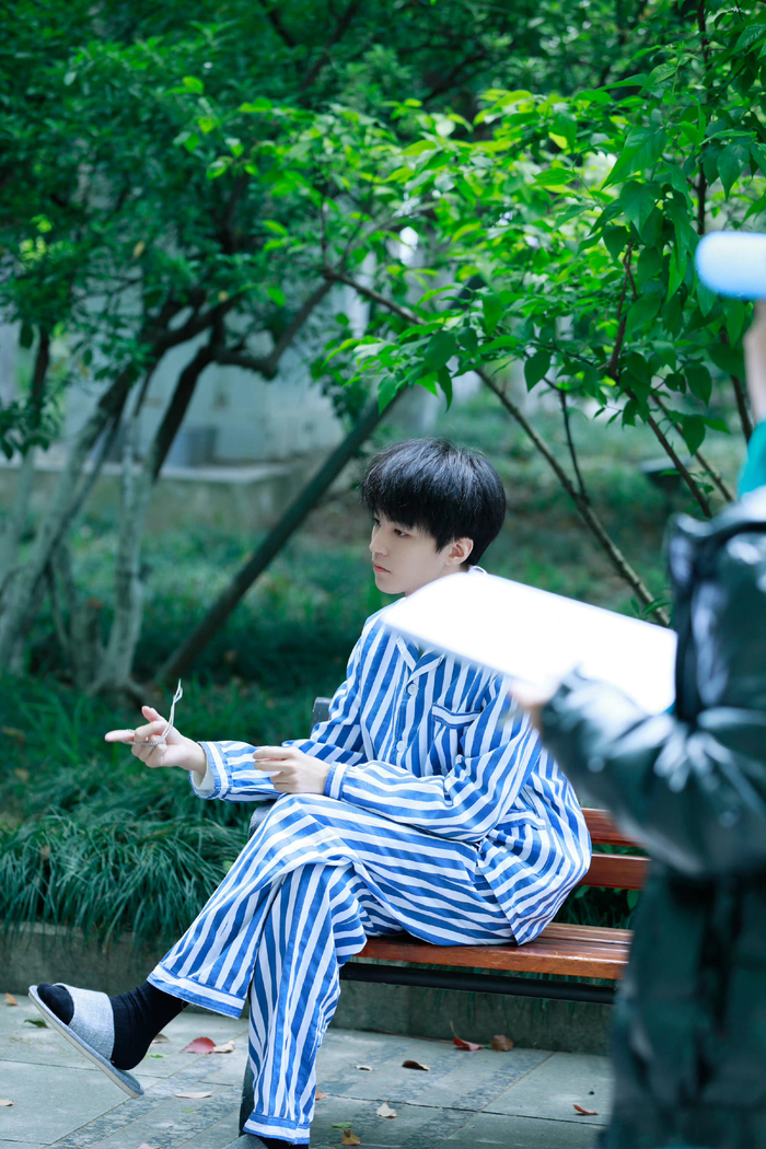 王俊凯《重生之门》新剧照~ 穿病号服的庄文杰站在阳光下!