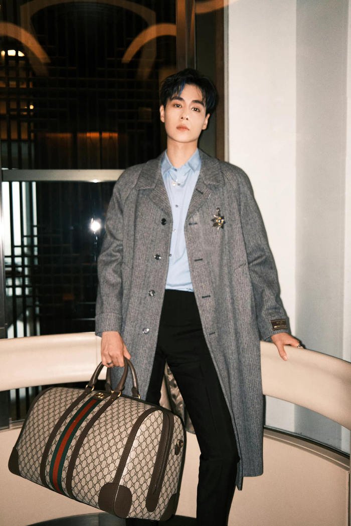 胡一天蓝色挑染风衣造型大片～ 高挑身材,满屏大长腿