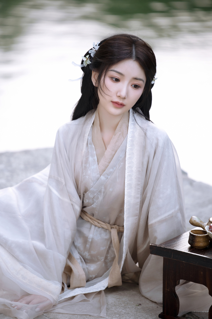 毛晓彤古风造型温柔典雅