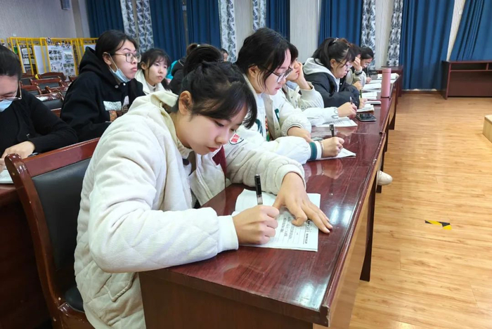 近日,东南大学与石嘴山市第三中学举行"优质生源基地"签约授牌仪式