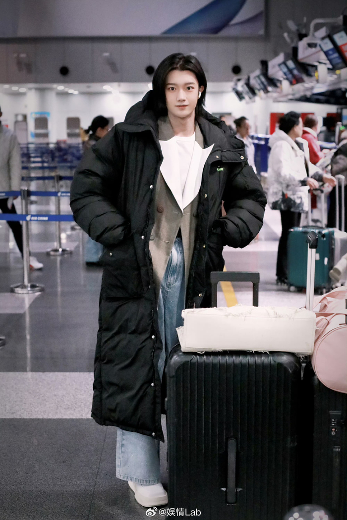 logo好像还在机场跟粉丝说"期待更多惊喜",一整个迫不及待了今日份