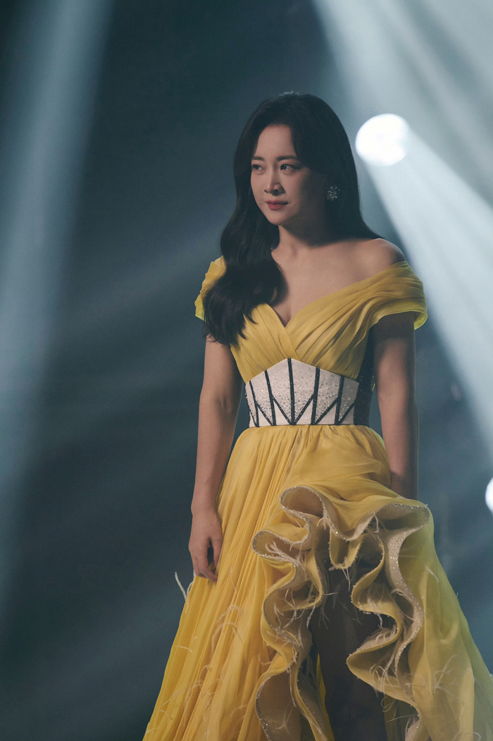 贾玲晚礼服大波浪造型,蜕变后真的又美又自信