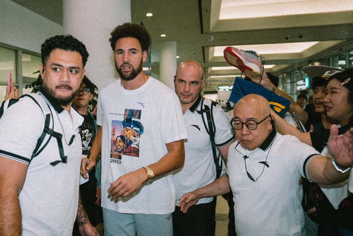 今天早上klaythompson和kevonlooney正式抵达中国