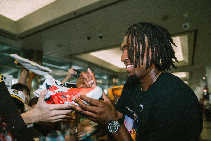 今天早上klaythompson和kevonlooney正式抵达中国