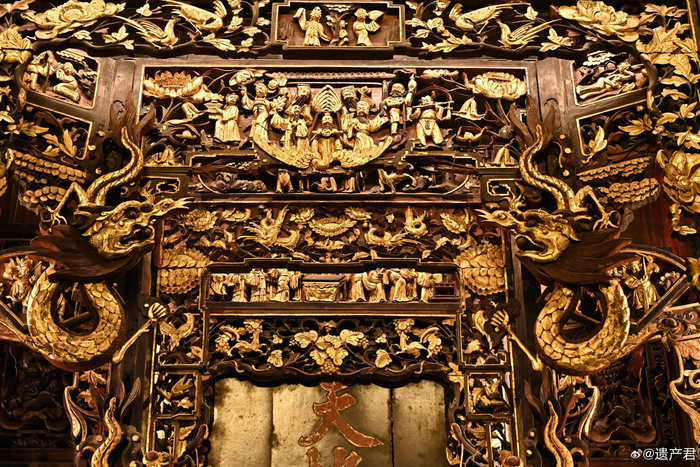 重庆巴渝民俗博物馆展出的一批清代金漆木雕床