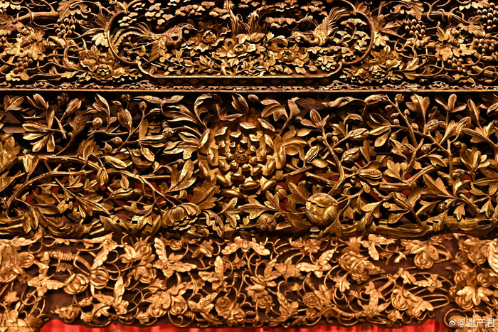 重庆巴渝民俗博物馆展出的一批清代金漆木雕床