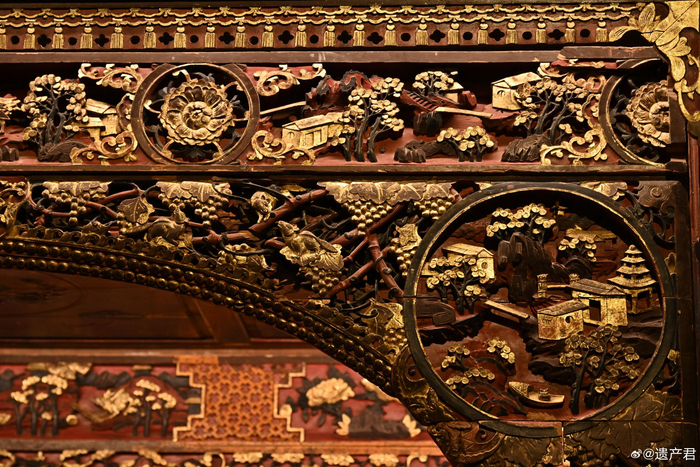 重庆巴渝民俗博物馆展出的一批清代金漆木雕床