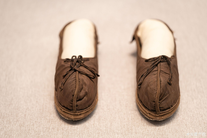 常州博物馆收藏的宋代深褐色绢鞋,常州市天宁区周塘桥南宋纪年墓出土