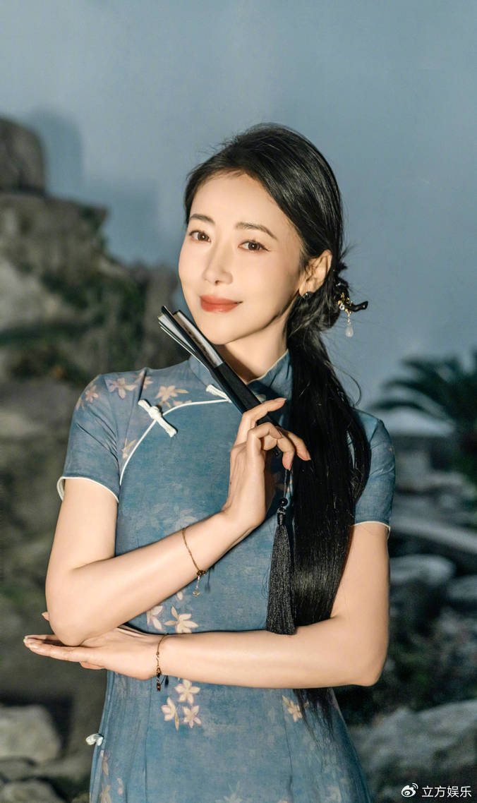 陈紫函穿青色旗袍韵味十足 墨发如瀑温婉知性