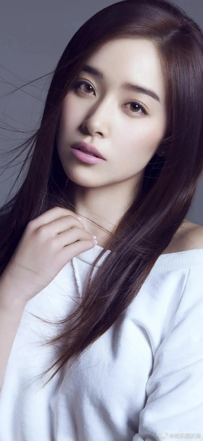 阚清子与未婚夫结束海外度假,手挽手现身机场,只见两人一路有说有笑