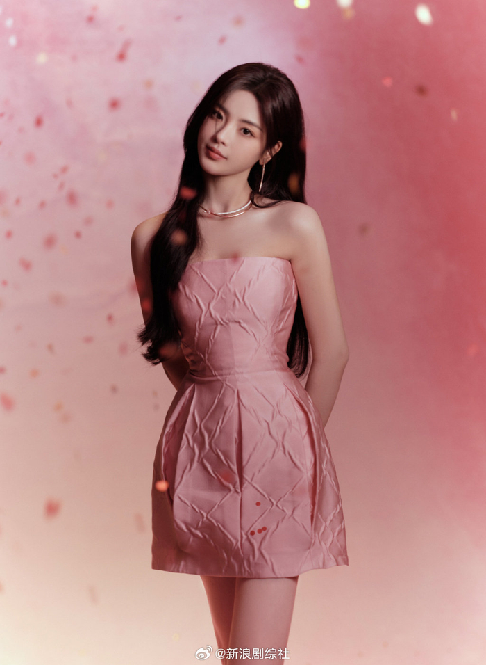 杨超越抹胸粉裙真的把我美到了好嘛好爱的啊