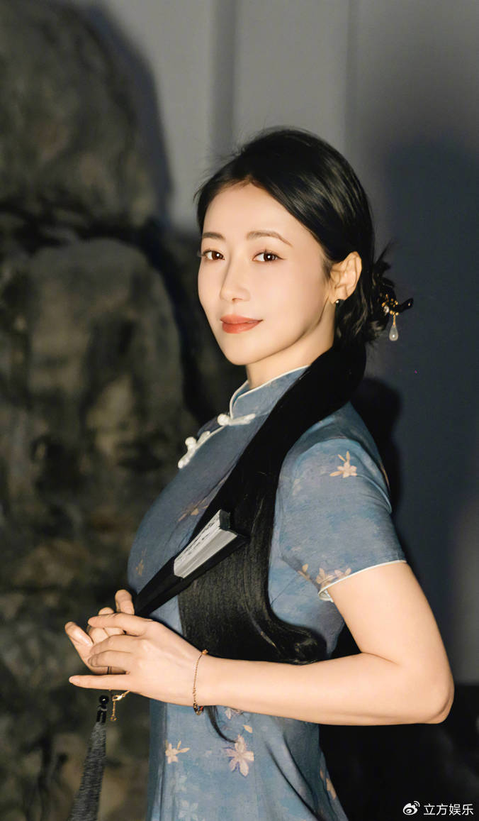陈紫函穿青色旗袍韵味十足 墨发如瀑温婉知性|陈紫函|青色|旗袍_新浪