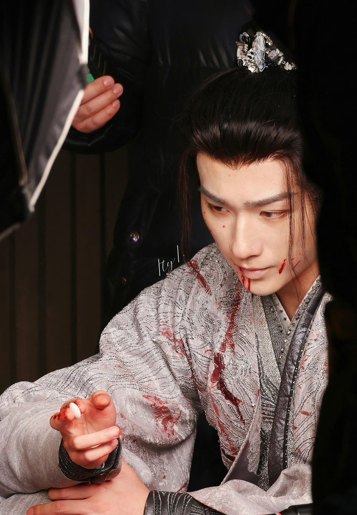 李宏毅战损妆路透论破碎感还的是你啊我见犹怜啊