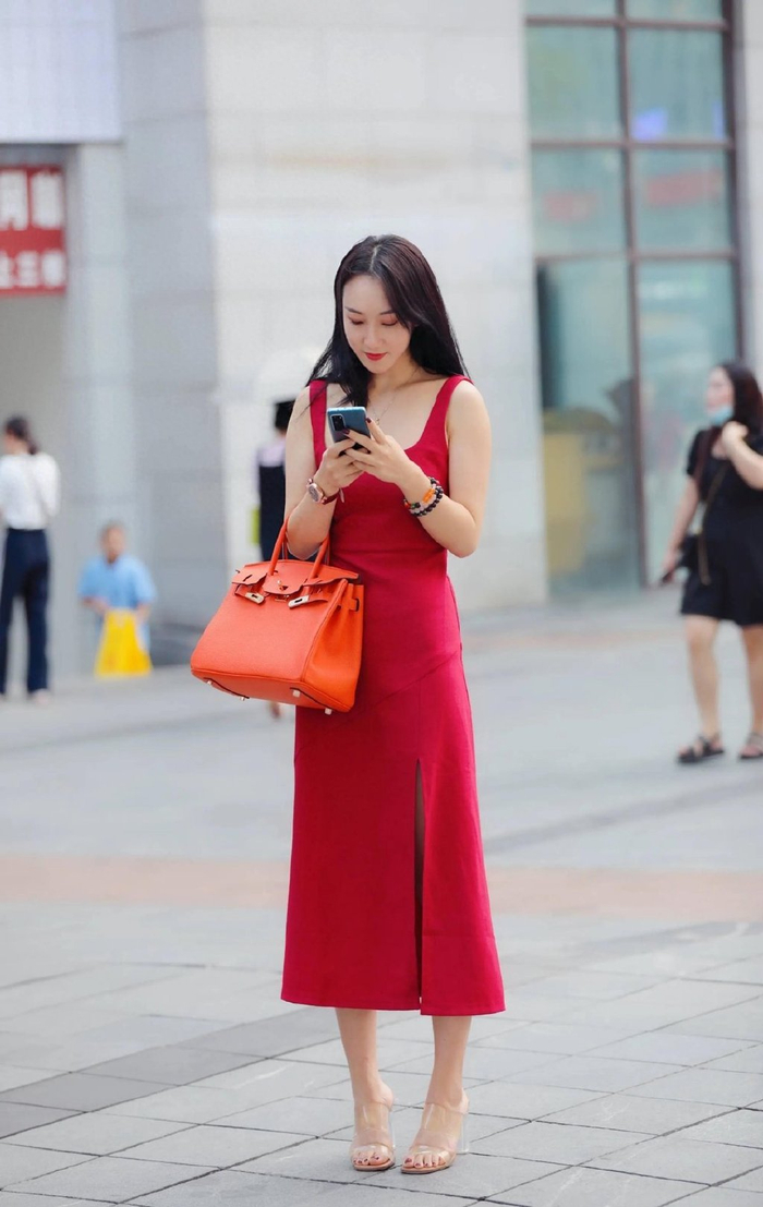 而且,红色本身就是一种很有女人味的颜色,穿上红裙子,瞬间让你散发出