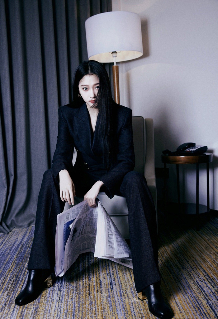 关晓彤今日活动路透,all black西装黑长直造型……