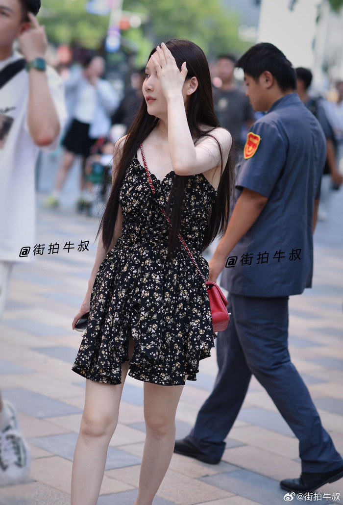 碎花裙人字拖美美的