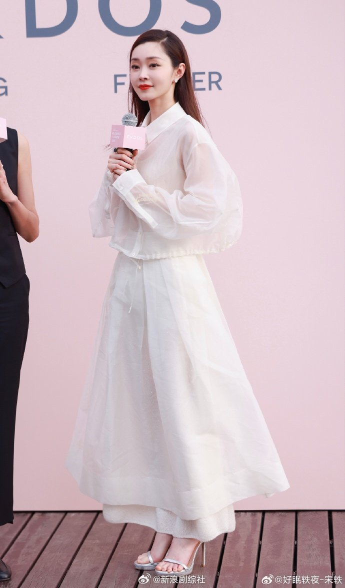宋轶唯一纯白的茉莉花丝纱质感的白色裙好适合宋轶飘逸温柔的气质