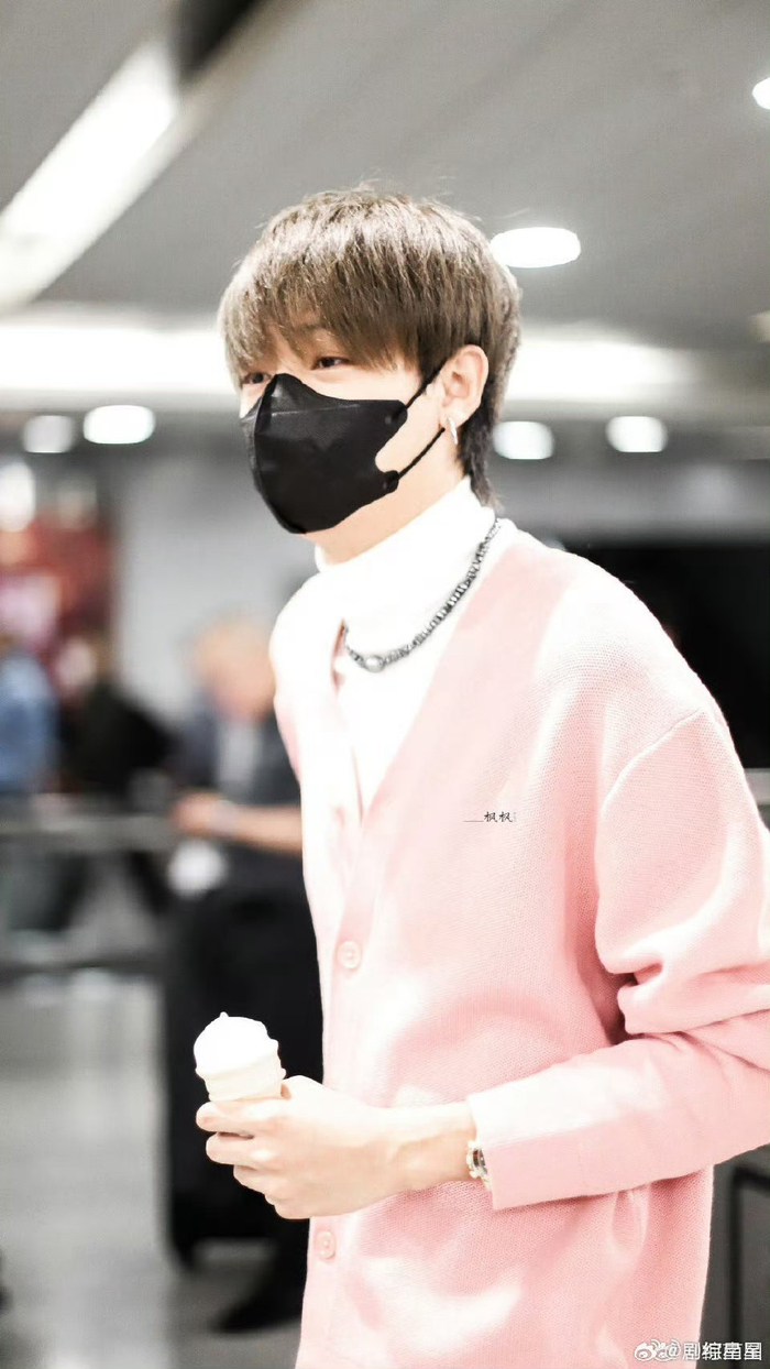 我和他还喜欢看秦霄贤穿斯凯奇的衣服了