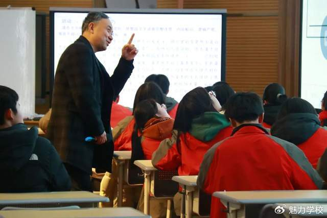 协力绽放桃李意,同心掬得满庭芳