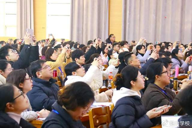 协力绽放桃李意,同心掬得满庭芳