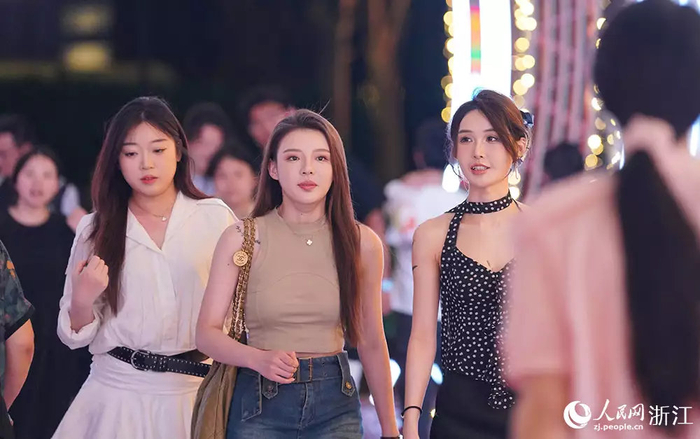 "行进中国"调研行:一公里街巷浓缩杭州"夜经济"|人民网|章勇涛|武林