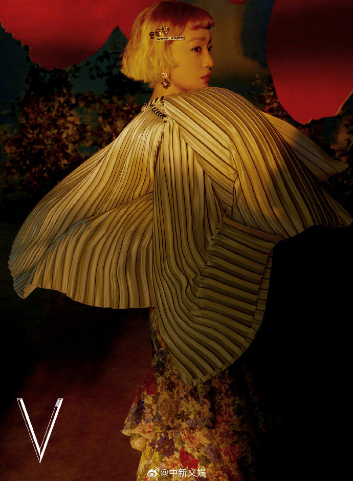 来看i周迅的新封面照渐变金色短发浅紫色眼影搭配碎花长裙