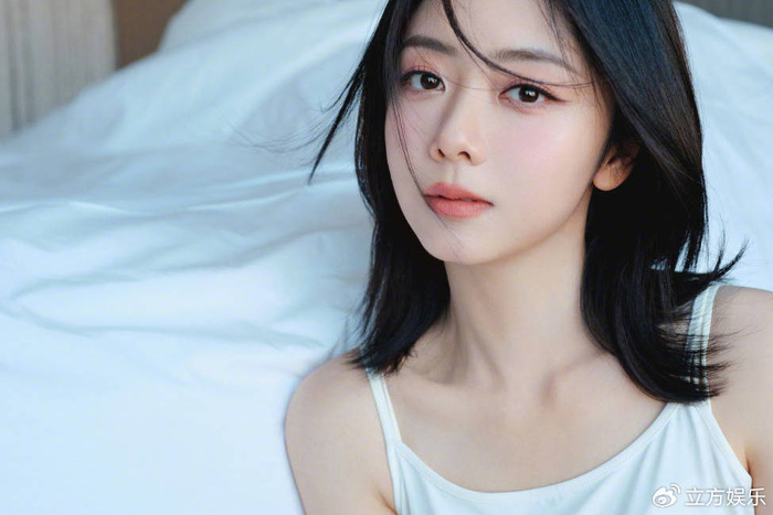 谭松韵穿小白裙清纯如水 梳齐肩短发笑容可爱|谭松韵|白裙|短发_新浪