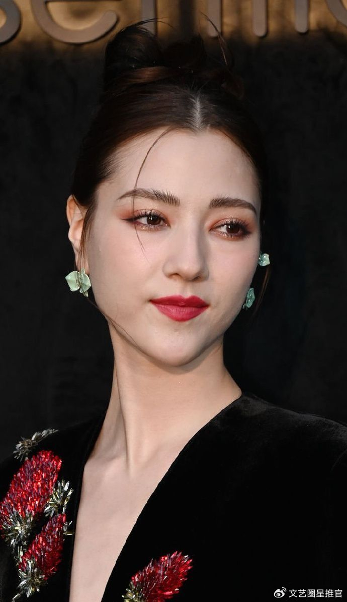 26岁娜然生图幻灭！脸发腮下巴异常被质疑医美失败，遭吐槽像巫婆|拍摄|妲己|外貌|心机|封神_新浪新闻