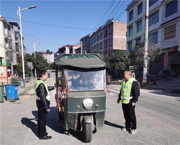 迎春亭街道开展农村道路交通安全宣传劝导