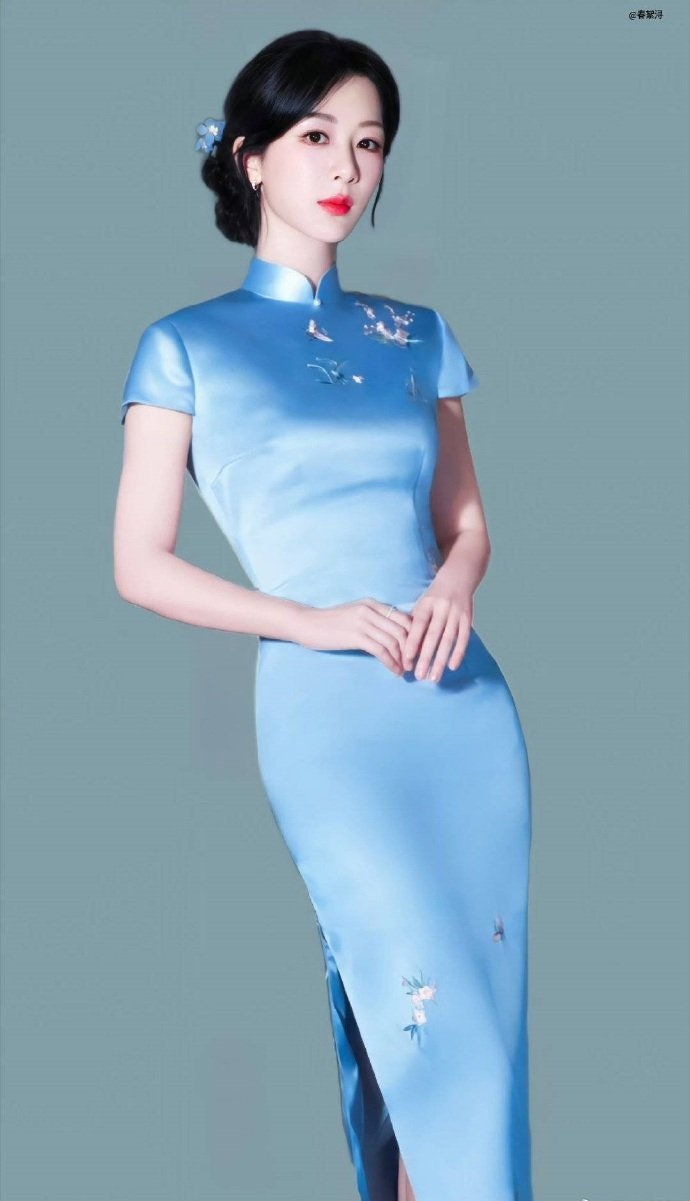 杨紫苏绣蓝色旗袍