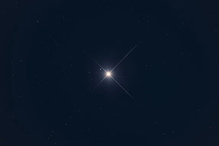 日出前1小时,明亮的金星位于东南地平线上方大约30度.