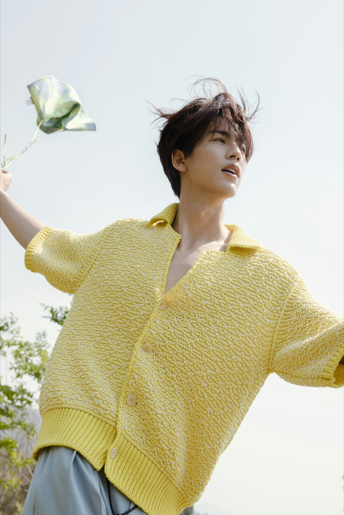 张凌赫早期出道签约旧照,好青涩啊!帅气满分