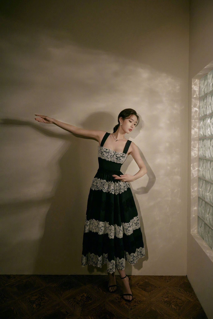 亮相最新造型身着黑白碎花连衣裙复古优雅小猫眼线温柔回眸