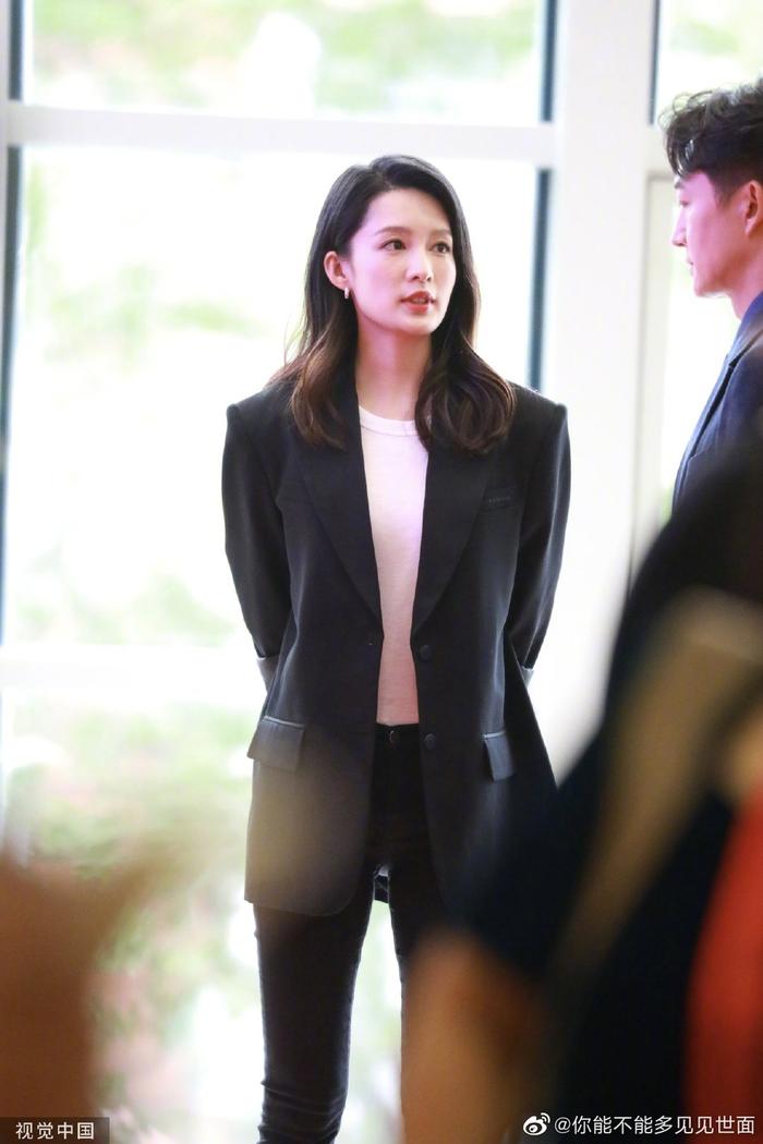 今日李沁亮相第三届环球影视高峰论坛一身休闲黑西装