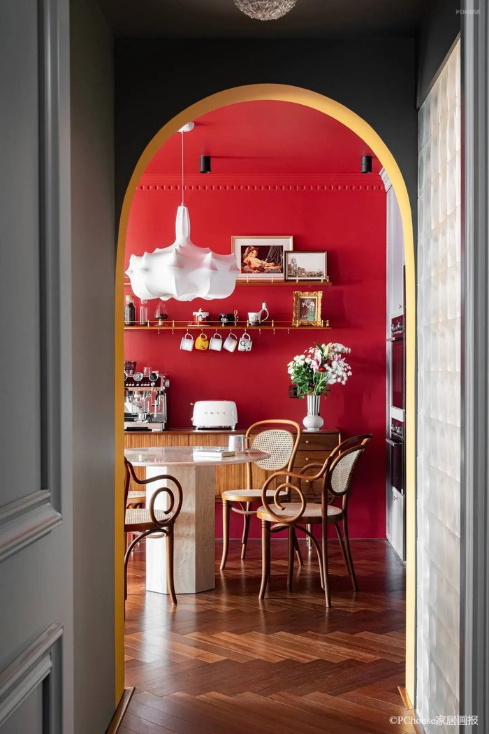 87㎡大胆红配绿装出绝美复古风,化妆师这审美真的绝!