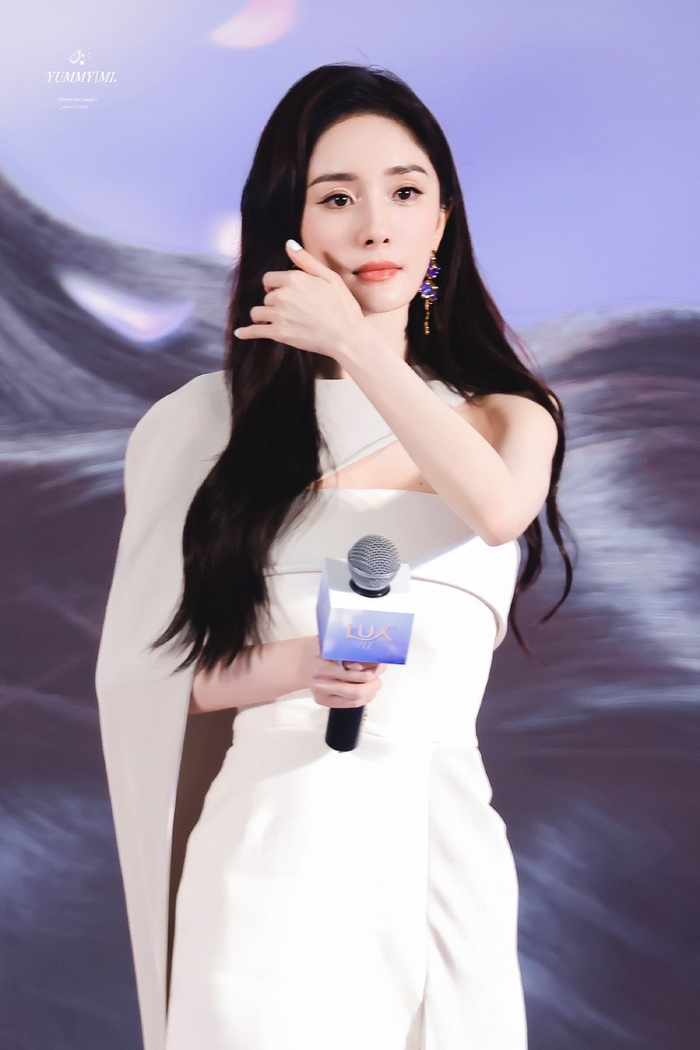 杨幂今日活动造型,披肩白裙造型微卷长发,优雅简约的幂姐啊