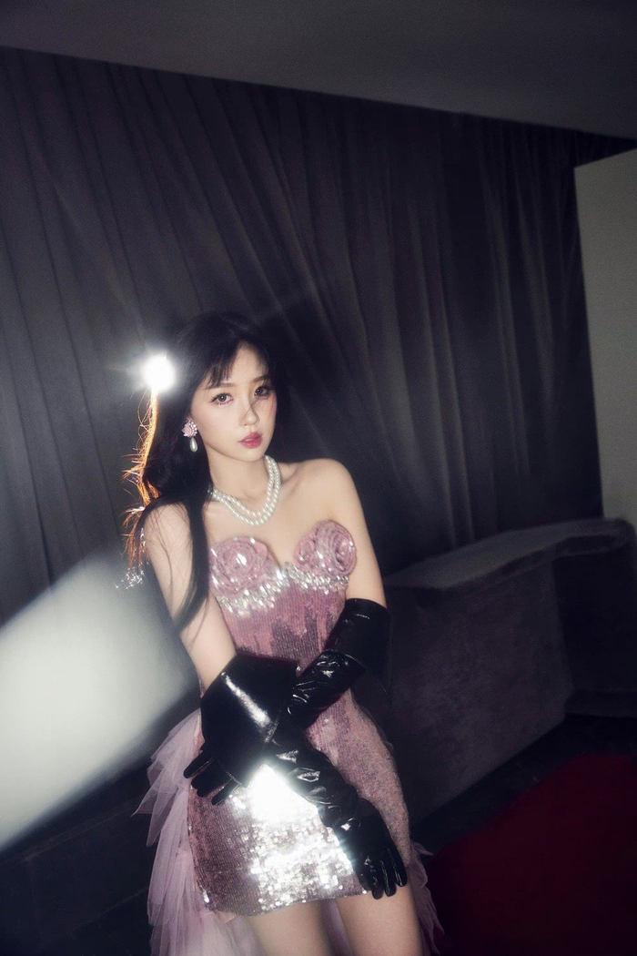 虞书欣新造型身着粉色亮片抹胸裙……__财经头条