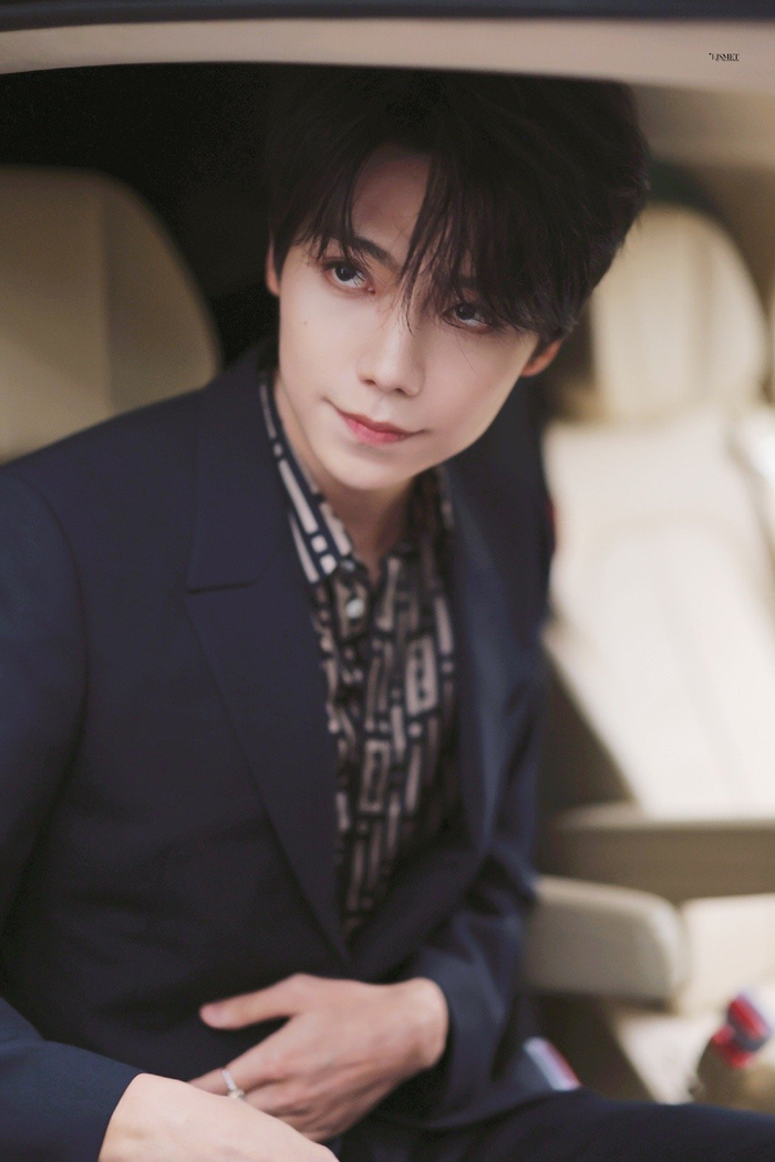 罗一舟国剧盛典出发饭拍,蓝色西装条纹衬衫,清爽帅气的小船