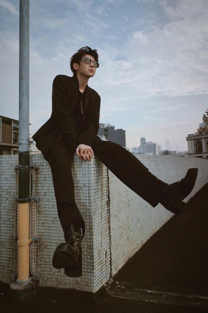 王源黑西装烟熏妆造型大片摇滚范小源真的给人帅晕了
