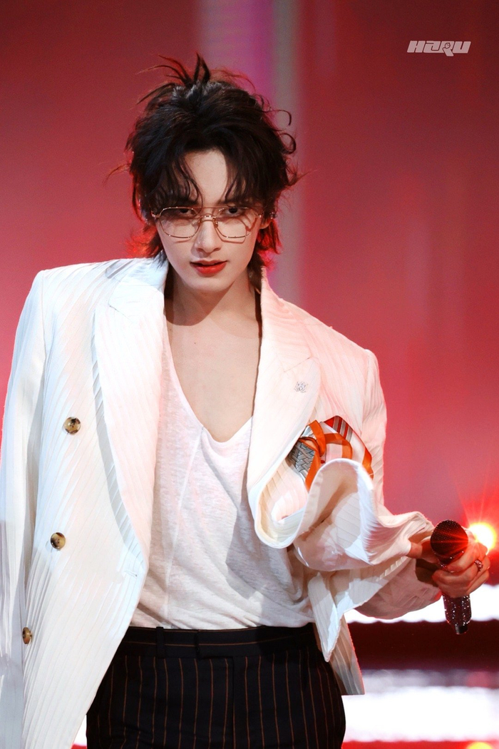 文俊辉金丝眼镜造型帅疯