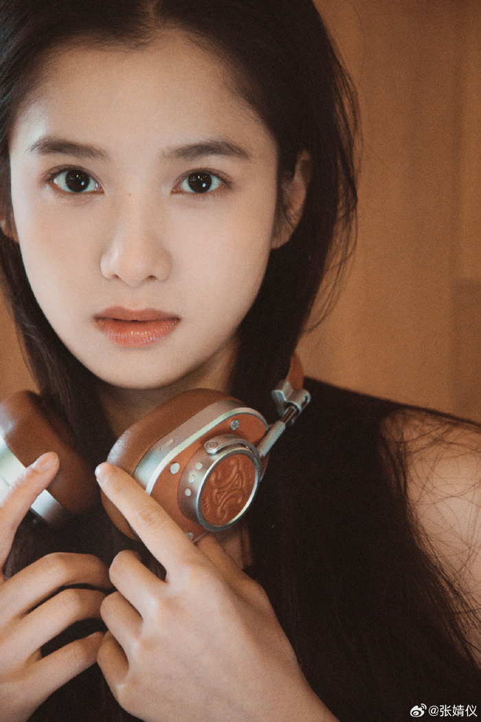 张婧怡分享自己的照片女高复古风确实很出片所以文艺小仪在听什么歌呀