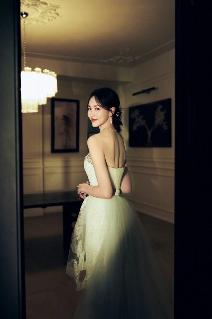 浦西明珠唐嫣 造型好美～蕾丝薄纱白色高定礼服,搭配唐嫣优雅的天鹅颈