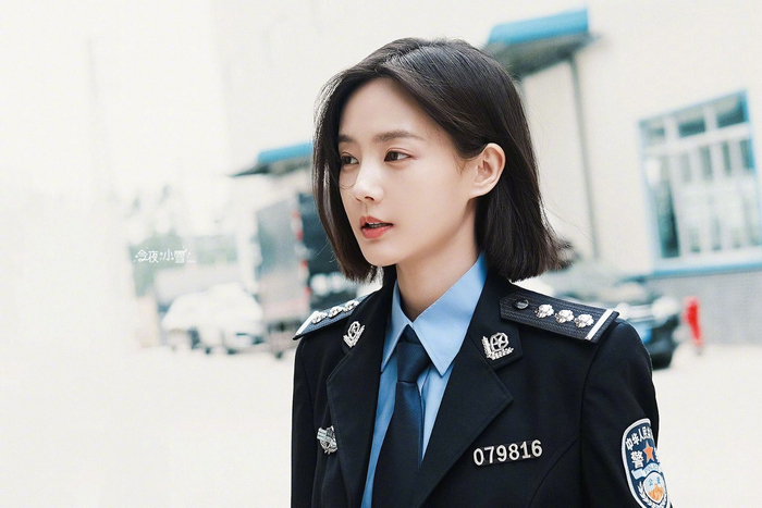 李一桐新剧发际线被热议,姐姐评论区回复"风太大,发际线粉被吹没了"