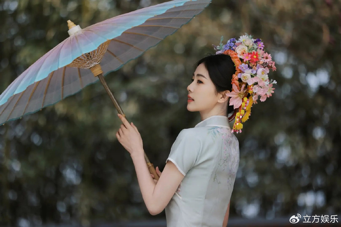 白鹿盘簪花美如仙女 青色旗袍配满眼笑意别具风情