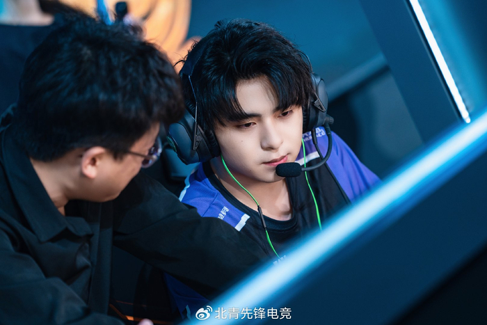 赛后,上海nova和平精英分部的明星选手朱伯丞(id:paraboy伞兵)接受了