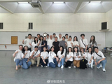 刘亦菲穿白衬衫出席北电同学聚会，黑长直造型状态佳